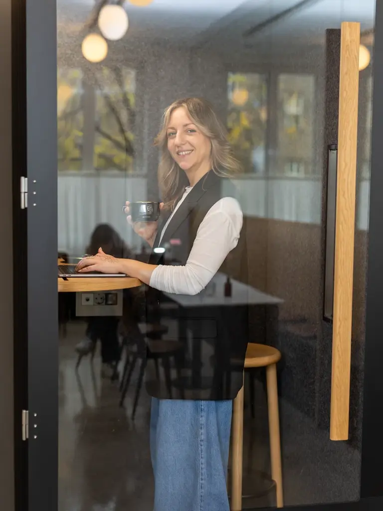 Businessfoto von einer Telefonkabine mit Mitarbeiter