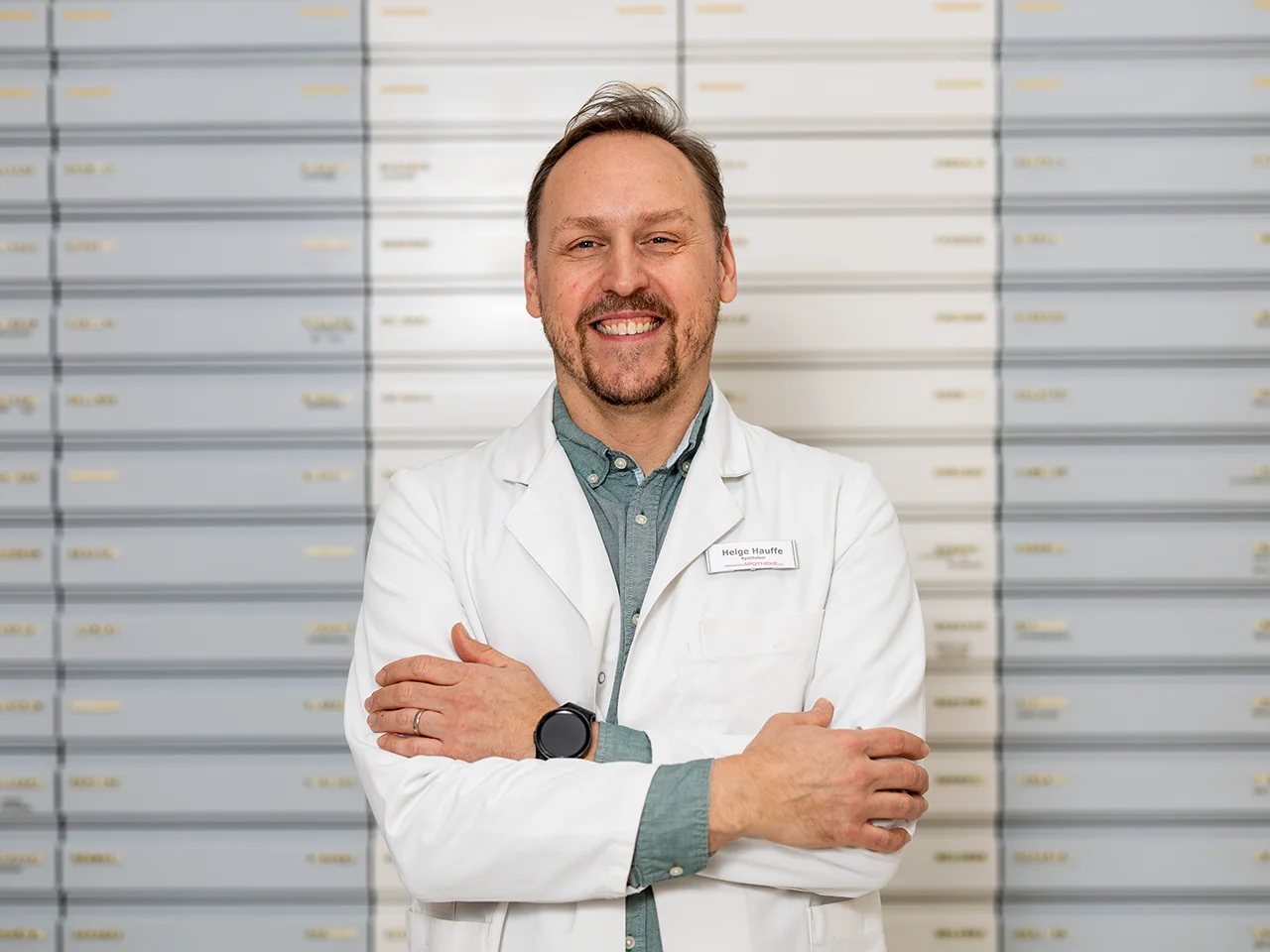 Apotheker vor Medikamentenschrank