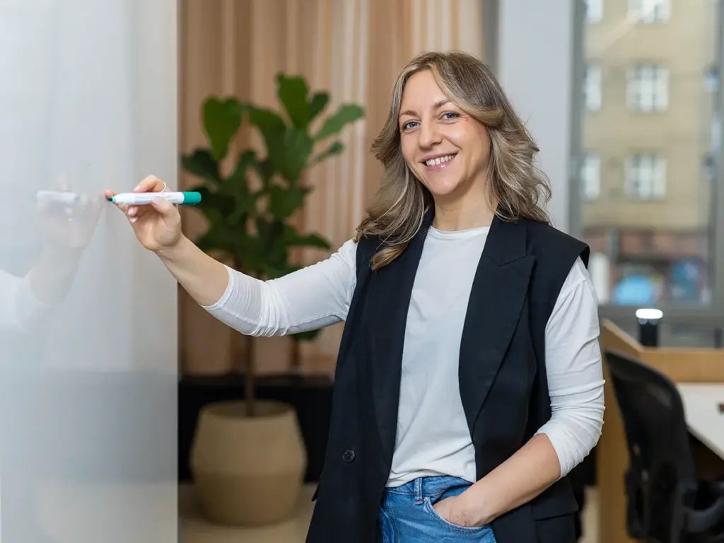 Brandingfoto Zeichnen am Whiteboard