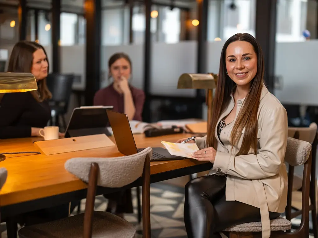 Teamarbeit in einem Coworking Space