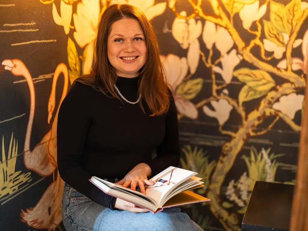 Mitarbeiterin in einer Telefonbox